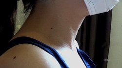 【首フェチ】女性の細い首のアップ＆水を飲むときの喉仏の動き（スクール水着コスプレ）
